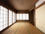 和室　二面採光で明るい和室。押し入れもあります。板の間に趣味の物を飾っても素敵ですね。