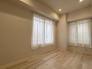 洋室　5.2帖のお部屋。角部屋なので二面採光で明るいです。