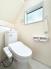 トイレ　1階・2階にそれぞれ設けられたトイレは温水洗浄便座です。(写真は1階トイレ)
