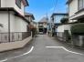 前面道路含む現地写真　前面道路の様子。
※AI処理にて青空に加工しています。
