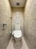 トイレ　トイレには温水洗浄便座が備わり、清潔な使い心地です。縦長の空間ながら圧迫感が少なく、日々の暮らしの中で一息つくように落ち着いて過ごせる広さが確保されている空間です。