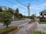 現地土地写真　北側に広がる22ｍの公道と整備された歩道。開放感あふれる大通り沿いで、車の出入りもスムーズに行える魅力の立地です。