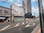 現地土地写真　道路から見た建物全景。日中も自然光が奥まで届く南向き設計で、休日の朝はカーテンを開けるだけで心地よい光に包まれる、そんな暮らしがスタートします。