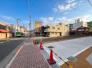 前面道路含む現地写真　落ち着いた様子の北側道路。駅徒歩2分という好立地と相まって、平日の朝は数分の余裕が生まれ、慌ただしい共働き生活にゆとりをプラスしてくれます。