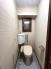 トイレ　窓のあるトイレは、日中は照明に頼らずとも明るさが保たれる造りです。白でまとめられた空間が、清潔感のある印象を与えてくれます。