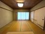 和室　押入れを備えた和室は、季節の寝具や趣味の道具をしまう場所にも困りません。畳の質感が、腰を下ろした瞬間に伝わってきそうです。