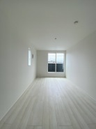 主寝室におすすめの8.5帖のお部屋。バルコニーに出入りできます。