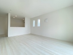 白を基調にした明るいリビング。18.5帖です。