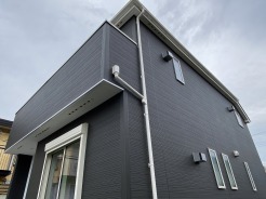 シックで落ち着いた印象の外観