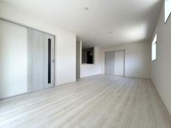 リビング 白を基調としたお部屋の中にグレーのアクセントドアが美しい室内です