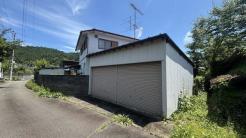 駐車場 シャッターつきのガレージのため、急な雨もしのげます