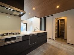 キッチン 家事をしながらコミュニケーションが取れる対面式キッチン。