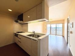 キッチン 家事をしながらコミュニケーションが取れる対面式キッチン