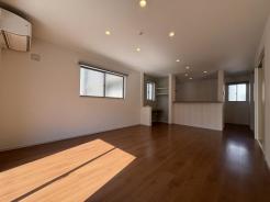 リビング キッチンまで一つにつながる開放感。17帖です。