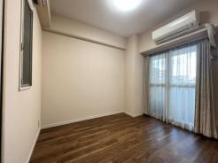 洋室 北側4.5帖洋室の様子です。