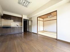 リビング 隣の和室と合わせて広々と使えるリビング空間。