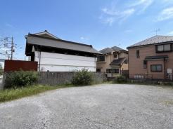 現地土地写真 静かな住宅街の一角に位置し、隣接建物との距離感も程よい環境。落ち着いた暮らしを想像できる敷地です。