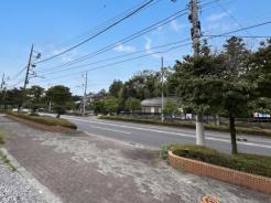 現地土地写真 歩道が整備された見通しの良い大通りに接道。開放感のある通り沿いは、日々の出入りにも安心感をもたらします。