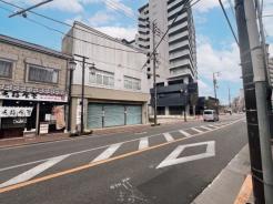 現地土地写真 道路から見た建物全景。日中も自然光が奥まで届く南向き設計で、休日の朝はカーテンを開けるだけで心地よい光に包まれる、そんな暮らしがスタートします。