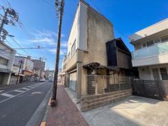 前面道路含む現地写真 青空に映える外観。第一印象の美しさは資産価値にも直結し、大切な資産として長く安心して暮らせる住まいです。