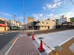 前面道路含む現地写真 落ち着いた様子の北側道路。駅徒歩2分という好立地と相まって、平日の朝は数分の余裕が生まれ、慌ただしい共働き生活にゆとりをプラスしてくれます。