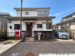 外観 敷地内には駐車スペースを確保し、道路からの出入りもスムーズです。区画整理地内という落ち着いた街並みに佇む、二階建てのお住まいです。