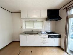 キッチン 白を基調にしたキッチンは、収納と調理スペースがまとまり、窓からの光も感じられます。食事の支度をしながらリビングの様子を見渡せる、家族の会話が続く配置です。複数人で使う場面もイメージできます。