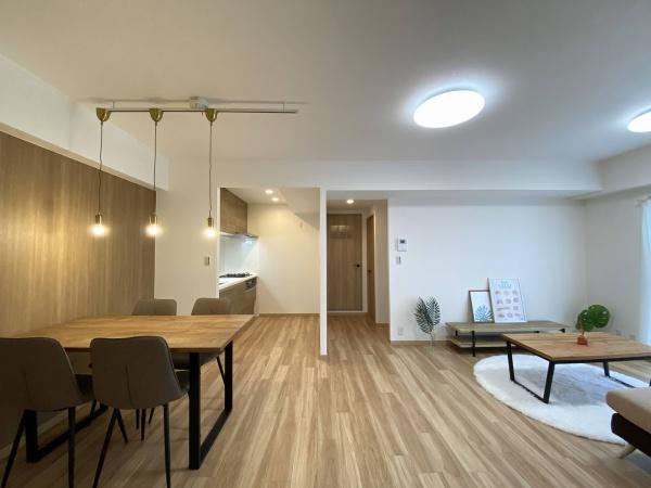 リビング キッチン・建具・床材の色彩を統一しているので、空間に奥行きが生まれます。