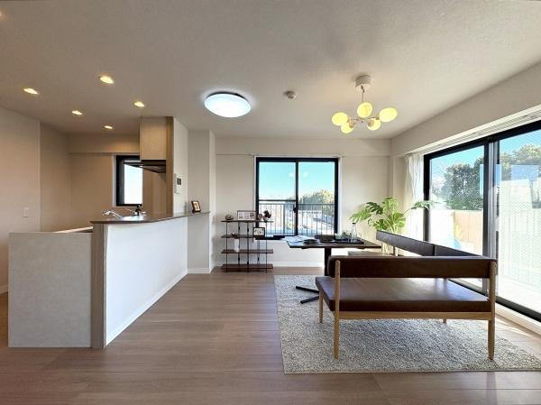 リビング　南東・北東側に窓があるので明るい室内です。