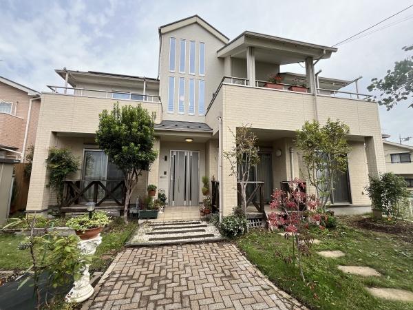 外観 ゆったりとした敷地に建つおしゃれな邸宅。