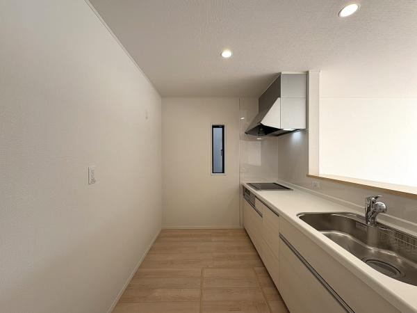 キッチン　換気に便利な窓付きのキッチン。床下収納付きです。