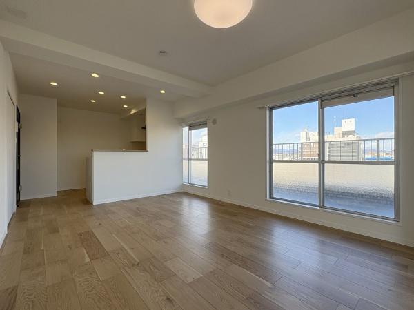 リビング 窓からの景色に開放感がありリラックスできます