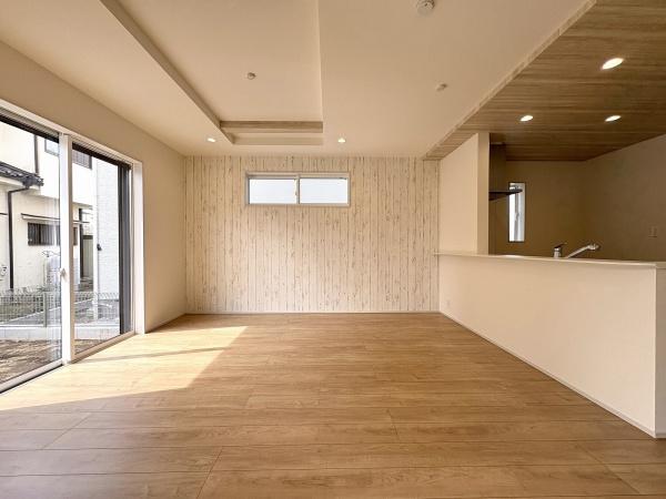 リビング　木目が彩る癒しの空間。南向きで日当り良好です。