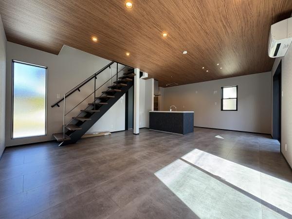 リビング　キッチンまで一つにつながる開放感。18.62帖です。