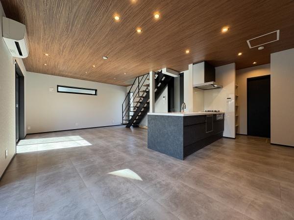 リビング　木目が彩る癒しの空間。