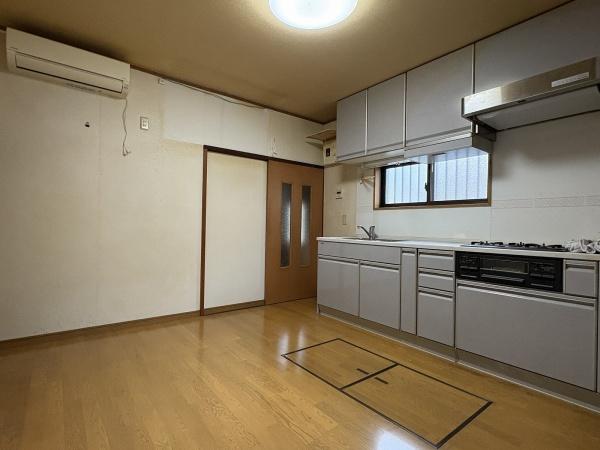 キッチン　壁向きのキッチンは空間を広く使うことができます。