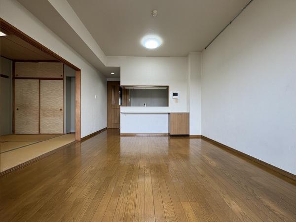 リビング 6帖の和室の引き戸を開けて一つの空間としてお使いいただけます。